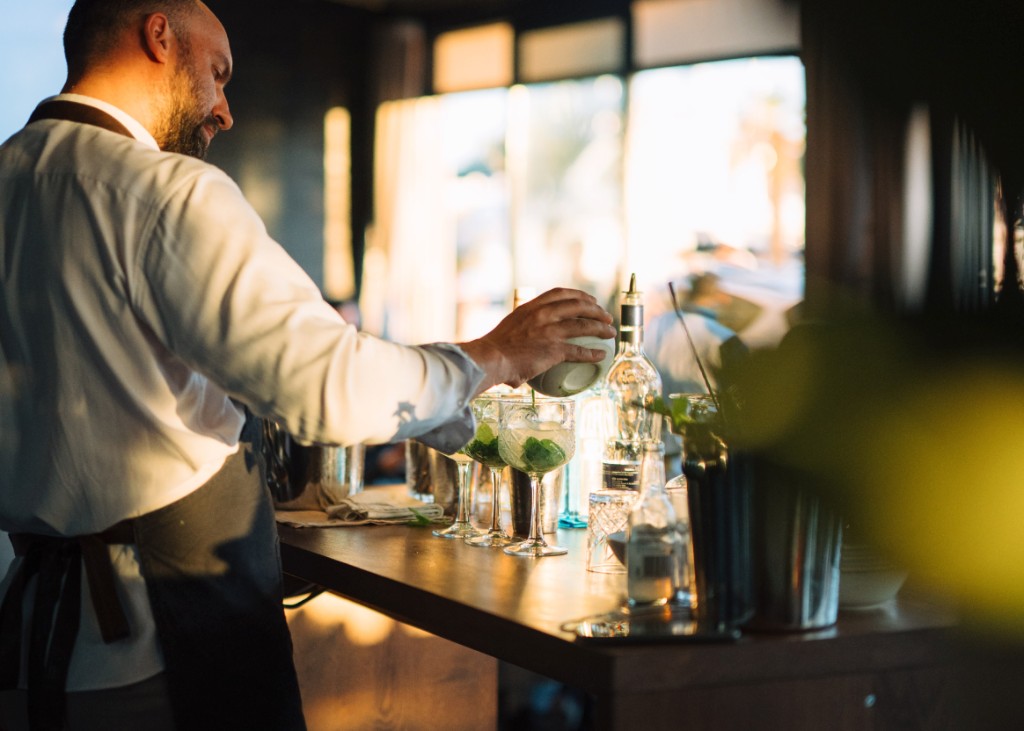 Kokteli i bar u Zadru — priprema pića uz more u Porat Pizza & Bar